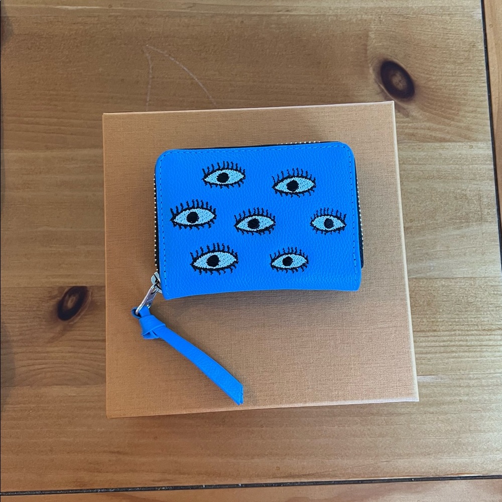 Used gently! Min & Mon Frodo wallet in color Ibiza Blue. Great condition!